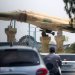 مجسم لطائرة مقاتلة إيرانية من طراز «إف-4 فانتوم» في ميدان بمدينة بندر عباس جنوب إيران الاثنين (أ.ف.ب)
