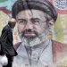 إيراني يمر أمام صورة للمرشد مجتبى خامنئي في طهران غداة توقيع اتفاق إنهاء الحرب مع الولايات المتحدة (إ.ب.أ)