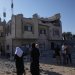 يتفقد السكان شقة الفلسطيني فاروق رمضان بعد أن هدمها الجيش الإسرائيلي في قرية تل بالضفة الغربية قرب نابلس (أ.ب)
