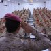 وزير الدفاع اليمني الفريق الركن طاهر العقيلي خلال اجتماع مع قيادات عسكرية في مأرب (سبأ)