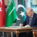 الرئيس التركي رجب طيب إردوغان خلال توقيعه «اتفاقية مكة للدفاع المشترك» الجمعة (واس)
