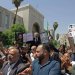 سوريون يحملون صور أقاربهم الذين قتلوا خلال حرب نظام الأسد عليهم يحتفلون الثلاثاء أمام القصر العدلي بأحكام الإعدام على بشار وشقيقه ماهر وبقية رموز الحكم (أ.ف.ب)