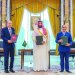 الأمير محمد بن سلمان يتوسَّط الرئيس إردوغان ورئيس الوزراء الباكستاني شهباز شريف بعد توقيع «اتفاقية مكة للدفاع المشترك» (واس)
