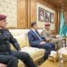 الأمير خالد بن سلمان لدى لقائه الفريق الأول الركن عبد الأمير الشمري في الرياض الخميس (وزارة الدفاع السعودية)
