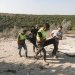 عناصر من الدفاع المدني ينقلون جثمان ضحية قتلت في استهداف إسرائيلي لبلدة أنصار في جنوب لبنان (أ.ف.ب)