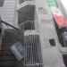 رجل داخل مبنى متضرر بضربة في طهران خلال الحرب الأميركية - الإسرائيلية مع إيران بعدسة المصورة يلدا معيري المحكوم عليها بالسجن 15 عاماً (رويترز)