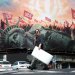إيرانية تسير بجوار لوحة إعلانية مناهضة للولايات المتحدة في ساحة انقلاب بوسط طهران (إ.ب.أ)