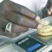 غالبية إنتاج الذهب السوداني تأتي من خلال التعدين التقليدي (رويترز)