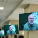 شاشات تعرض صورة لمحمد باقر قاليباف مترئساً جلسة افتراضية للبرلمان (خانه ملت)