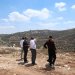 السفير الهولندي لدى فلسطين ميشال رينتينار خلال زيارة بلدة قصرة جنوب نابلس بالضفة الغربية الثلاثاء الماضي (إ.ب.أ)