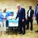 نتنياهو وزوجته سارة يدليان بصوتيهما في انتخابات «الليكود» يوم 18 أغسطس (أ.ف.ب)