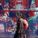 إيرانيتان تمران أمام جدارية مناهضة لأميركا قرب السفارة الأميركية السابقة في طهران الاثنين (إ.ب.أ)