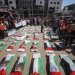مشيعون يلتفون حول بقايا فلسطينيين قتلوا في ضربات خلال حرب غزة قبيل دفنهم بمدينة غزة يوم الخميس (أ.ف.ب)
