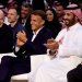  الأمير محمد بن سلمان وماكرون خلال حضورهما تتويج أبطال الرياضات الإلكترونية أمس (أ.ف.ب)