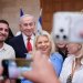 صورة تجمع نتنياهو وزوجته سارة في مركز انتخابي لحزب الليكود بالقدس يوم 17 أغسطس 2026 (أ.ف.ب)