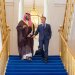 الأمير محمد بن سلمان خلال جولة مع الرئيس إيمانويل ماكرون بقصر الإليزيه في باريس (واس)