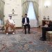 بزشكيان يتحدث إلى رئيس الوزراء وزير الخارجية القطري محمد بن عبد الرحمن آل ثاني في طهران الخميس (الرئاسة الإيرانية)