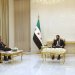 الرئيس السوري أحمد الشرع خلال لقائه مع مظلوم عبدي في القصر الرئاسي (أ.ب)