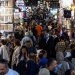 متسوقون يتجولون بين المحال في «البازار الكبير» بطهران يوم 24 أغسطس وسط تدهور الوضع الاقتصادي بسبب العقوبات (أ.ف.ب)