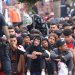 مهاجرون ينتظرون خارج مركز إيواء المهاجرين المؤقت "لوما كولمينار" في سبتة، إسبانيا (إ.ب.أ)