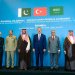 وزراء الخارجية والدفاع ورؤساء أركان السعودية وتركيا وباكستان في صورة جماعية قبل بدء اجتماعهم في إسطنبول اليوم (أ.ف.ب)