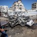 فلسطيني يمشي في موقع غارة إسرائيلية بمدينة غزة يوم الثلاثاء واكبت اختطاف مسؤول أمني في «حماس» (إ.ب.أ)