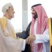 الأمير محمد بن سلمان مستقبلاً السلطان هيثم بن طارق في مطار الملك عبد العزيز الدولي (واس)