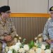 قائد التحالف اللواء عبد الله الشهري خلال استقباله نائبه العميد راشد شيخ في مقر القيادة (وزارة الدفاع السعودية)