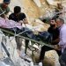سكان محليون ينقلون جثة ضحية قتلت في غارة إسرائيلية استهدفت منزلاً في بلدة عربصاليم جنوب لبنان (إ.ب.أ)