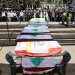 نعوش 12 شخصاً بينهم مقاتلان في «حزب الله» وأطفال قتلوا خلال غارة إسرائيلية استهدفت بلدة كفر رمان بجنوب لبنان الاثنين (إ.ب.أ)