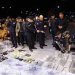 ضباط من الشرطة في الأنبار العراقية يعاينون مقذوفات ومسيرات تم ضبطها في المحافظة (إعلام أمني)