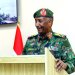 البرهان لدى مخاطبته مجموعة من الإعلاميين في مقر القيادة العامة للجيش بالخرطوم (إعلام مجلس السيادة)