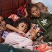 نازحون يمنيون في مأوى مؤقت في عدن بعد فرارهم من هجمات الحوثيين في مدينتي الخوخة والمخا (ا.ب)