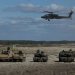 مروحية هجومية من طراز «أباتشي AH - 64» تابعة للجيش البولندي تحلّق فوق مركبات عسكرية وجنود خلال عرض تدريبي عسكري بميدان نوفا ديبا في كيلسي - بولندا 7 سبتمبر الحالي (رويترز)