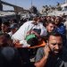 فلسطينيون يشيعون القيادي في كتائب «القسام» أحمد البطش بعد مقتله في غارة جوية إسرائيلية استهدفت سيارته في مدينة غزة الثلاثاء (أ.ف.ب)