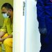 مشتبه بانتمائه إلى «داعش» يصل إلى مكان للاستجواب بسجن الكرخ في بغداد (أ.ب)