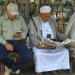 يمني في العاصمة المختطفة صنعاء يطالع صحيفة يصدرها الحوثيون (أ.ب)