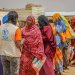 من توزيع مساعدات غذائية بمخيم للاجئين السودانيين في أدري بتشاد (برنامج الأغذية العالمي)