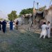أشخاص يقفون بالقرب من سيارة إسعاف وجزء متضرر من مركز للشرطة عقب هجوم انتحاري في كوهات بباكستان يوم 18 سبتمبر 2026 (رويترز)
