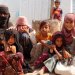 نازحون في أحد المخيمات غرب تعز لا يمتلكون أي مقومات للحياة (رويترز)