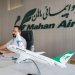 موظف يعمل بمكتب شركة ماهان للطيران الإيرانية في أربيل بالعراق (رويترز)