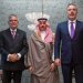 الأمير فيصل بن فرحان متوسطاً هاكان فيدان ومحمد إسحاق دار خلال اجتماعهم في نيويورك الخميس (الخارجية السعودية)