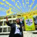 فلسطينية تلوّح بعَلم «فتح» خلال مشاركتها في المؤتمر الثامن للحركة بجامعة الأزهر في مدينة غزة يوم 14 مايو 2026 (رويترز)