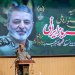 قائد الجيش الإيراني أمير حاتمي يلقي خطاباً أمام حشد من قواته الأحد (أرنا)