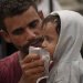 فلسطيني يعطي طفلاً شربة ماء من كيس اشتراه بشيقل في أجواء بالغة الحرارة بمدينة غزة أغسطس 2025 (أ.ب)