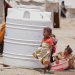 نازحون في مخيم قرب عدن هربوا من جحيم الحوثيين في الساحل الغربي اليمني (أ.ب)