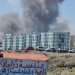 دخان يتصاعد إثر ضربة جوية استهدفت مواقع للحوثيين في شرق مدينة تعز (رويترز)