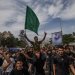 فلسطينيون يشيعون عز الدين البيك ومرافقه مهند أبو فول بمدينة غزة الثلاثاء (إ.ب.أ)