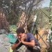 عنصر حوثي يغلق أذنيه خلال إطلاقه قذيفة هاون حيث تكثف الجماعة هجماتها على جبهات تعز (أ.ب)