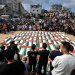 مشيّعون يحضرون جنازة جماعية لفلسطينيين انتُشلت جثامينهم من تحت أنقاض مبنى سكني تعرّض لضربة إسرائيلية في أكتوبر 2023 وفقاً للدفاع المدني بمدينة غزة (رويترز)